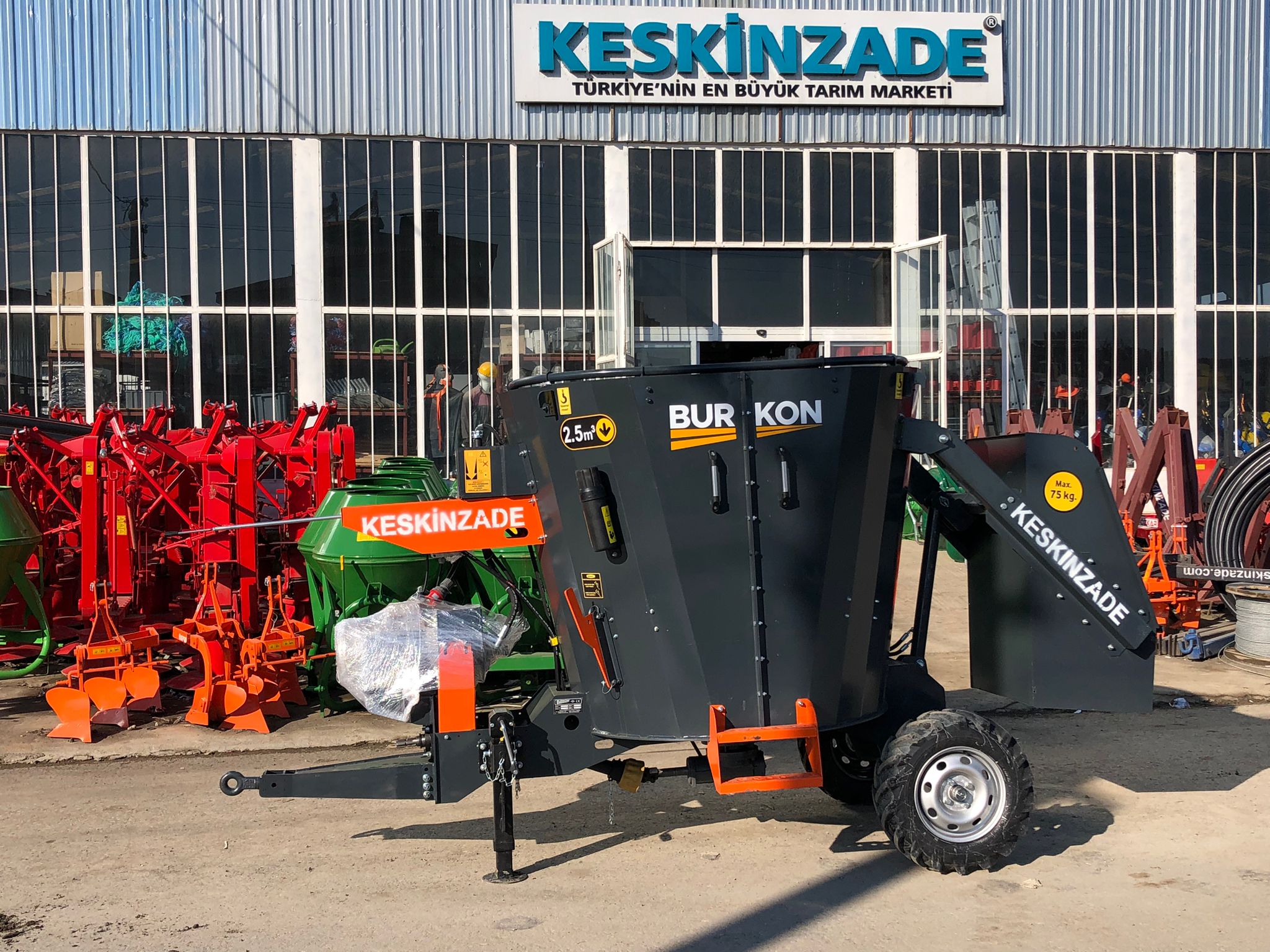 2.5 Metreküp Şaftlı ve Elektrikli Çekilir Tip Yem Karma Makinesi