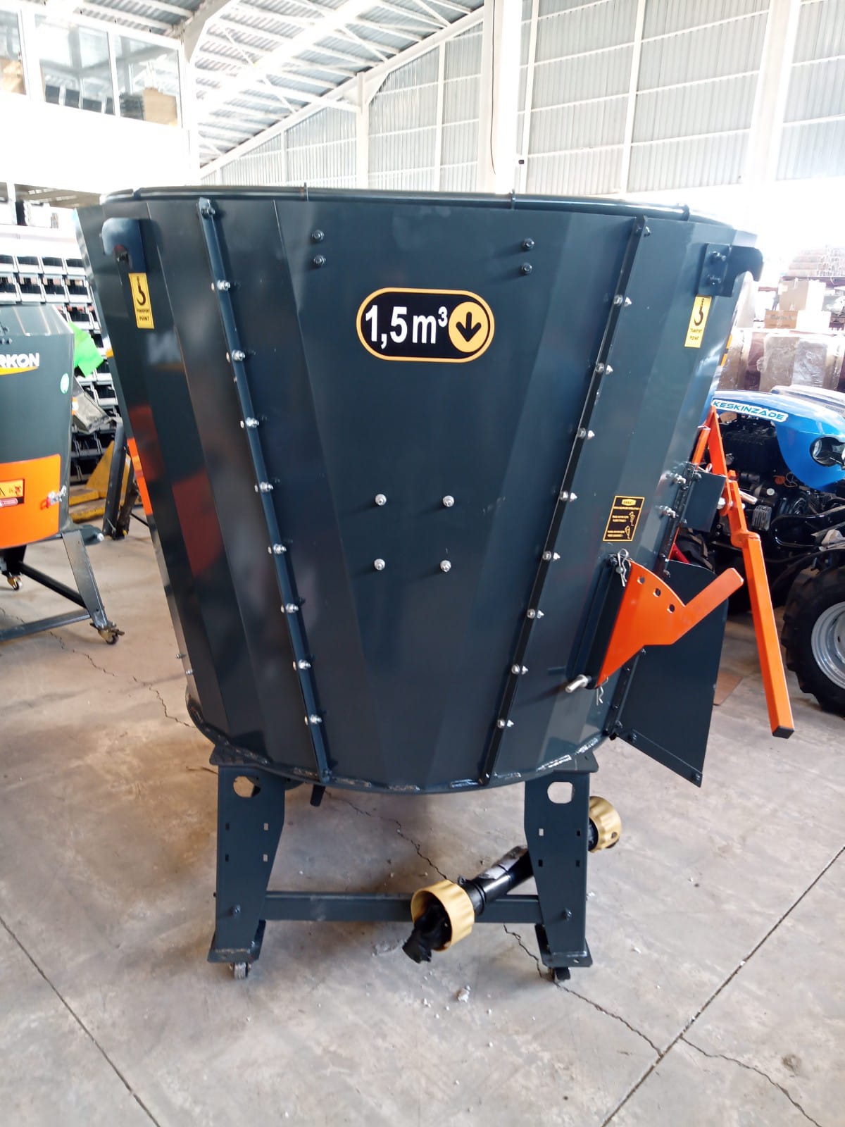Burkon 1.5 Metreküp Şaftlı ve Elektrikli Sabit Tip Yem Karma Makinesi